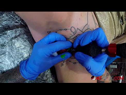 ❤️ Nagpa-tattoo sa kanyang klitoris ang sobrang tattoo na hottie na si Sully Savage ❌ Fucking video sa tl.sexogolic-info.ru ❌